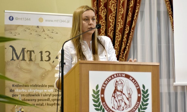 Debora Sianożęcka w czasie wykładu w WSD diecezji świdnickiej.