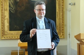 Ks. Adam Jaszcz prezentuje list papieża Franciszka.