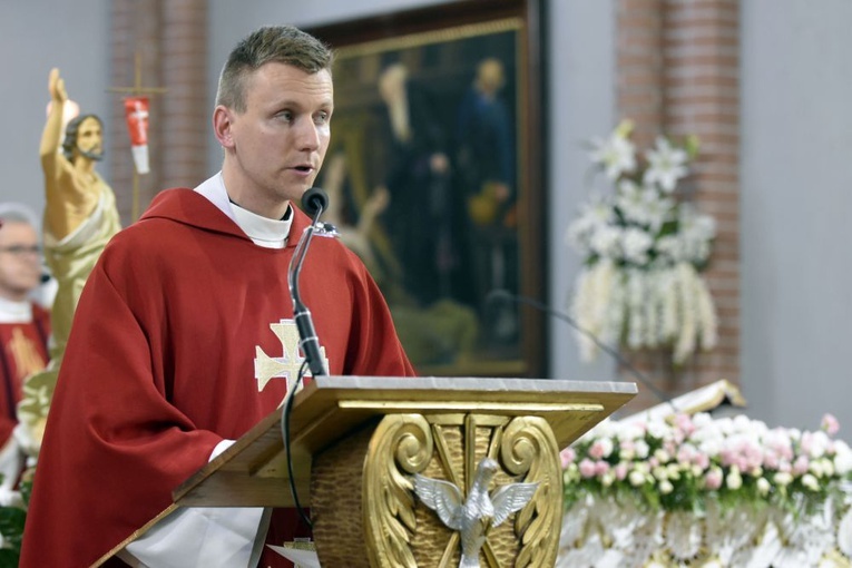 Ks. Krzysztof Augustyn w czasie głoszenia homilii w Pieszycach.