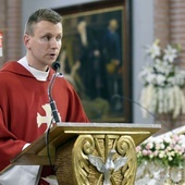 Ks. Krzysztof Augustyn w czasie głoszenia homilii w Pieszycach.