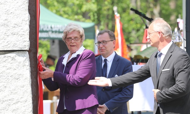Pomnik odsłoniła córka "Bartka" - Alicja Reinhardt, na zdjęciu wraz z prezesem IPN dr. Jarosławem Szarkiem i wiceprezesem prof. Krzysztofem Szwagrzykiem.