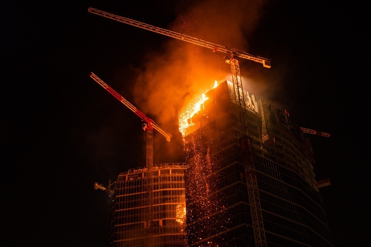 Centrum Warszawy. 130-metrowy wieżowiec w ogniu