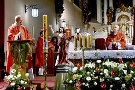 Biskupa i zgromadzoną wspólnotę powitał ks. Krzysztof Herbut, proboszcz parafii i diecezjalny asystent Odnowy w Duchu Świętym.