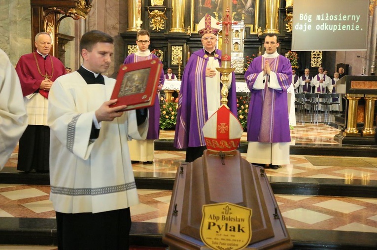 Wprowadzenie ciała zmarłego abp. Bolesława do katedry.