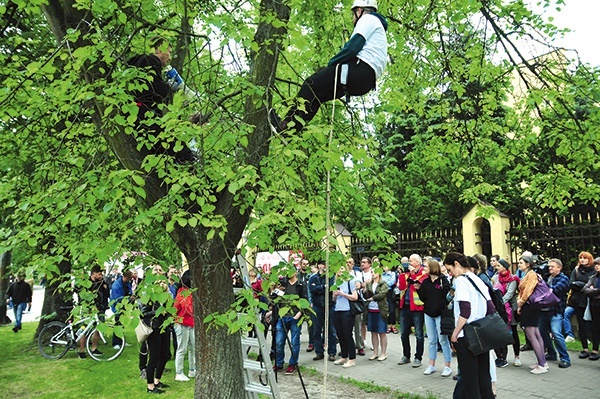 ▲	Podczas protestu przeciwko wycinaniu drzew przy Alejach Racławickich.