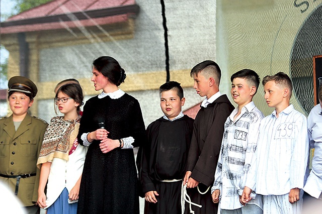Uczniowie SP przygotowali spektakl o życiu zakonnika, patrona diecezji łowickiej.