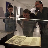 ▲	W zbiorach muzealnych znajduje się wolumin zawierający około 60 odbitek drzeworytniczych A. Dürera.