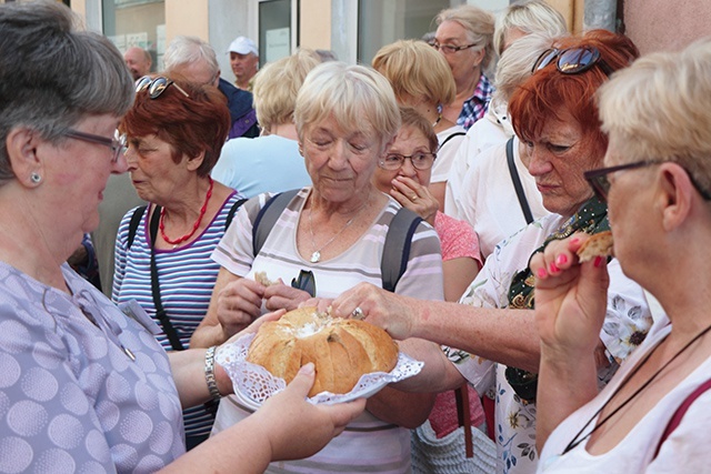 Uczestnicy zostali przywitani chlebem i solą.  