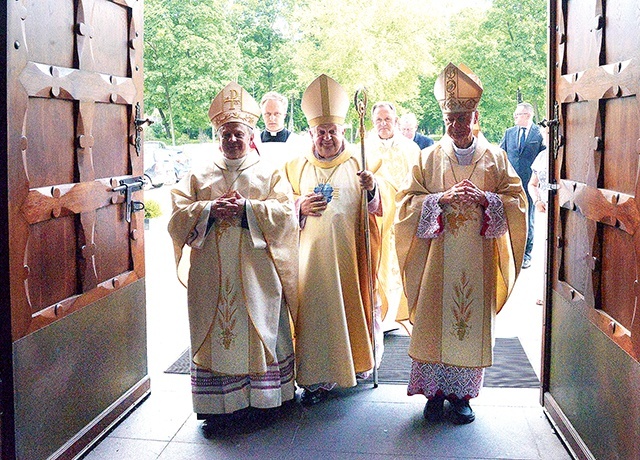 Procesja wejścia. W drzwi radomskiej katedry wchodzą jubilaci i kard. Stanisław Dziwisz, który przewodniczył  Mszy św.