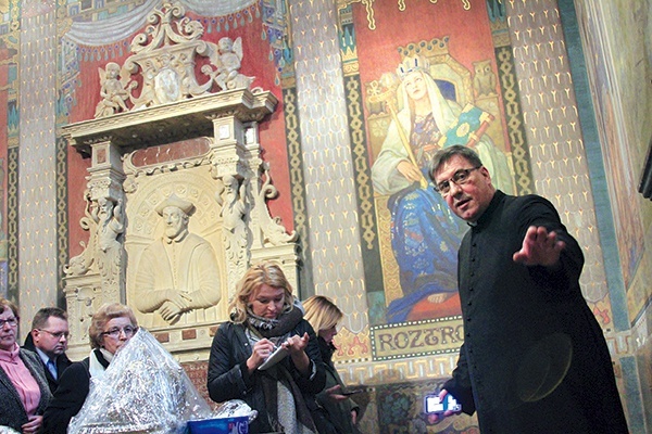 ►	Proboszcz oprowadza turystów po odnowionej kaplicy Królewskiej, która wciąż kryje w sobie wiele zagadek.