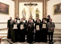 Młodzi kapłani odebrali dekrety z rąk swojego biskupa ordynariusza.