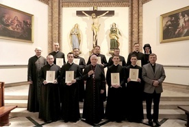 Młodzi kapłani odebrali dekrety z rąk swojego biskupa ordynariusza.