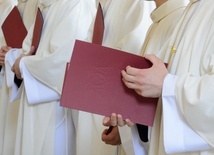 Biskup opolski wręczył księżom dekrety