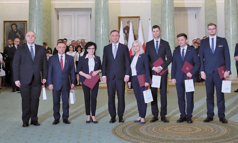 Nowi ministrowie z prezydentem Andrzejem Dudą (od lewej): Jacek Sasin, Marian Banaś, Elżbieta Witek, Bożena Borys-Szopa, Dariusz Piontkowski, Michał Dworczyk, Michał Woś.
