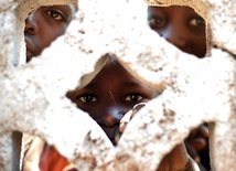 UNICEF: co piąte dziecko na świecie żyje na obszarach objętych wojnami