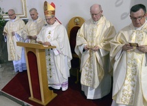 Przed końcowym błogosławieństwem bp Henryk Tomasik odmówił z obecnymi na pielgrzymce "Modlitwę papieża Pawła VI za kapłanów".