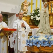 Ks. Drąg oraz ks. Moszumański odprawili Mszę św. oraz nabożeństwo fatimskie.