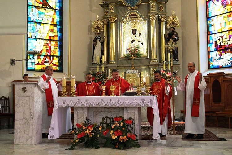 Piesze pielgrzymowanie poprzedziła Msza św. w kościele Narodzenia NMP w Porąbce.