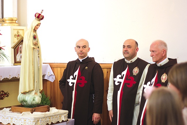 ▲	Posąg do parafii przywieźli włoscy wierni.
