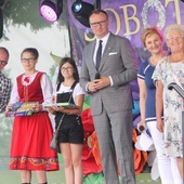 Pierwsze miejsce w konkursie na najpiękniejszy wianek zdobyła Henryka Jurczak (z prawej); obok stoją Agnieszka Gryzek i Kamil Dziewierz 