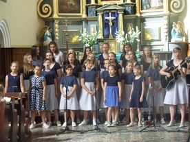 Schola "Marcinki" od 10 lat dba o muzyczną oprawę Mszy św. w rodzinnej parafii.