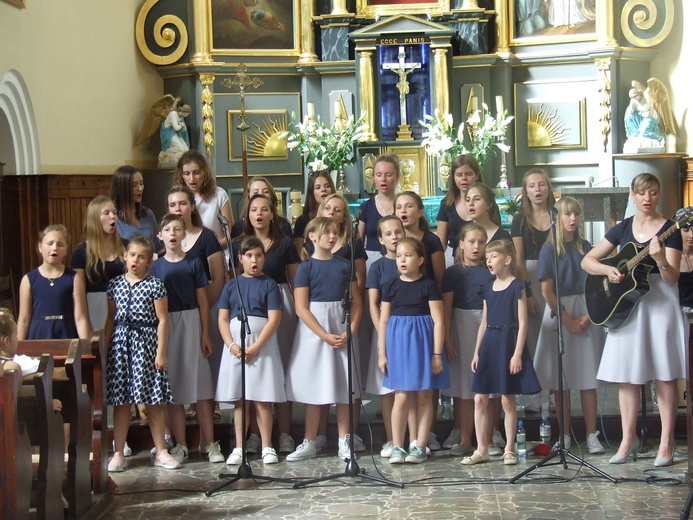 Schola "Marcinki" od 10 lat dba o muzyczną oprawę Mszy św. w rodzinnej parafii.