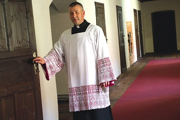 ▲	Ks. rektor Bogdan Pawłowski z satysfakcją oprowadza po odnowionym ostatnio skrzydle obiektu.