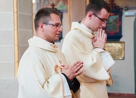 ▲	Nowi diakoni diecezji – Dawid Rak (z lewej) i Krzysztof Szumilas.