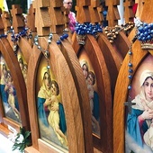 ▲	Drewniane wizerunki Matki Bożej Trzykroć Przedziwnej trafiają do coraz większej liczby mieszkańców.
