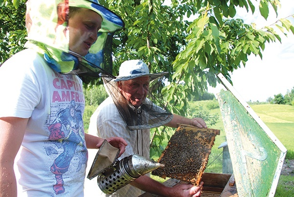 Pszczelarstwo często przekazywane jest z ojca na syna.  