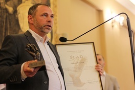 Tomasz Krzyżak z nagrodą dziennikarską "Ślad"