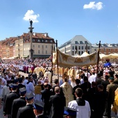 Ratusz ostrzega, my zachęcamy. Procesje na ulicach Warszawy