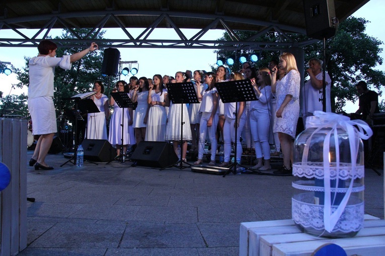 Koncert uwielbienia nad stawami w Oleśnicy