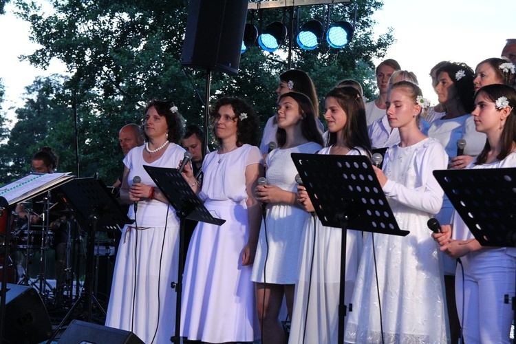 Koncert uwielbienia nad stawami w Oleśnicy