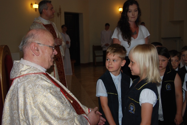 Najmłodsi uczniowie podczs znaku pokoju podeszli do biskupa.