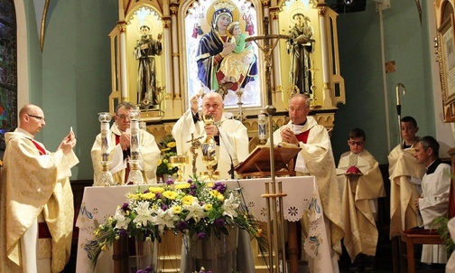 Bp Piotr Greger przewodniczył Mszy św. i modlitwie za wstawiennictwem św. Rity w Rycerce Górnej.