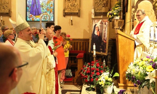 Ks. Jan Gawlas (z prawej) dziękował biskupowi P. Gregerowi i wszystkim uczestnikom czerwcowej modlitwy do św. Rity.