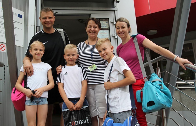 Rodzina Basi i Włodka Habartów - jednej z dwóch rodzin, które najliczniej brały udział w maratonie - z Dorotą Kanią z Hospicjum im. Łukasza Ewangelisty.