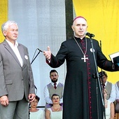 15 czerwca. Sekretarz miasta Andrzej Karasiński z biskupem.
