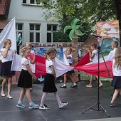 Taniec dzieci z biało- -czerwonymi flagami.
