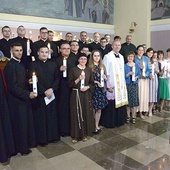 Biskup Piotr Turzyński oraz moderatorki i moderatorzy, którzy wyjadą na tegoroczne letnie rekolekcje.
