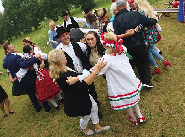 Węgrzy zaprosili parafian do wspólnego tańca.