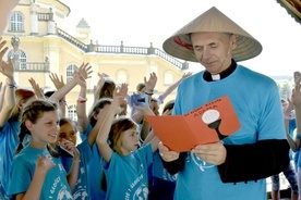 Dzieci szybko przyjęły do swojego grona biskupa. Wręczyły mu laurkę, koszulkę i misyjny kapelusz.