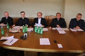 Biskup tarnowski podpisał dokument dot. ochrony małoletnich w działaniach duszpasterskich diecezji tarnowskiej