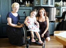 Małej Wiktorii grozi amputacja nóżki. Na zdjęciu dziewczynka z mamą i babcią.