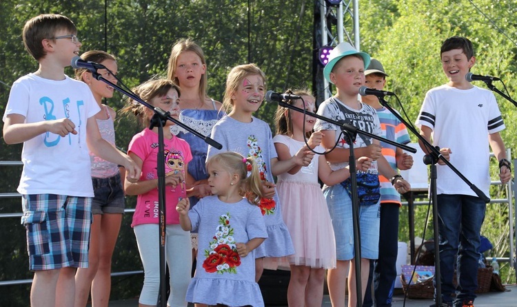 Zwycięzcy parafialnego "Mam talent" z Kamesznicy w piosence o parafialnym autobusie.