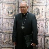 - Idę za nas wszystkich się modlić - mówi bp Piotr Libera, który rozpoczyna szczególny czas skupienia, modlitwy i samotności w klasztorze kamedułów k. Krakowa.