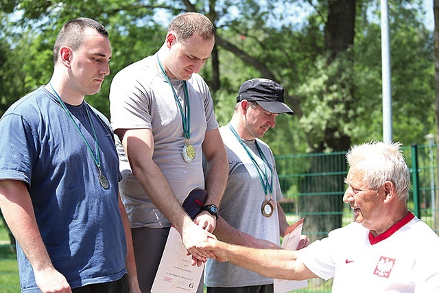 ◄	Henryk Pasko gratulował najlepszym paraolimpijczykom.