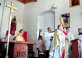 	Metropolita zachęcił wiernych, by naśladowali patronów swojej parafii.
