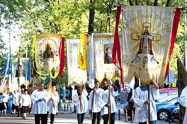 Procesja z Najświętszym Sakramentem przeszła przed bazyliką NSPJ.